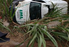 Rabecão do IML de Arapiraca capota na AL 220 em São Miguel dos Campos