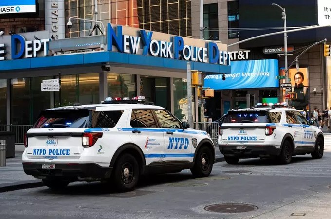 Mulher esfaqueia duas pessoas e é baleada pela polícia na Times Square, em Nova York