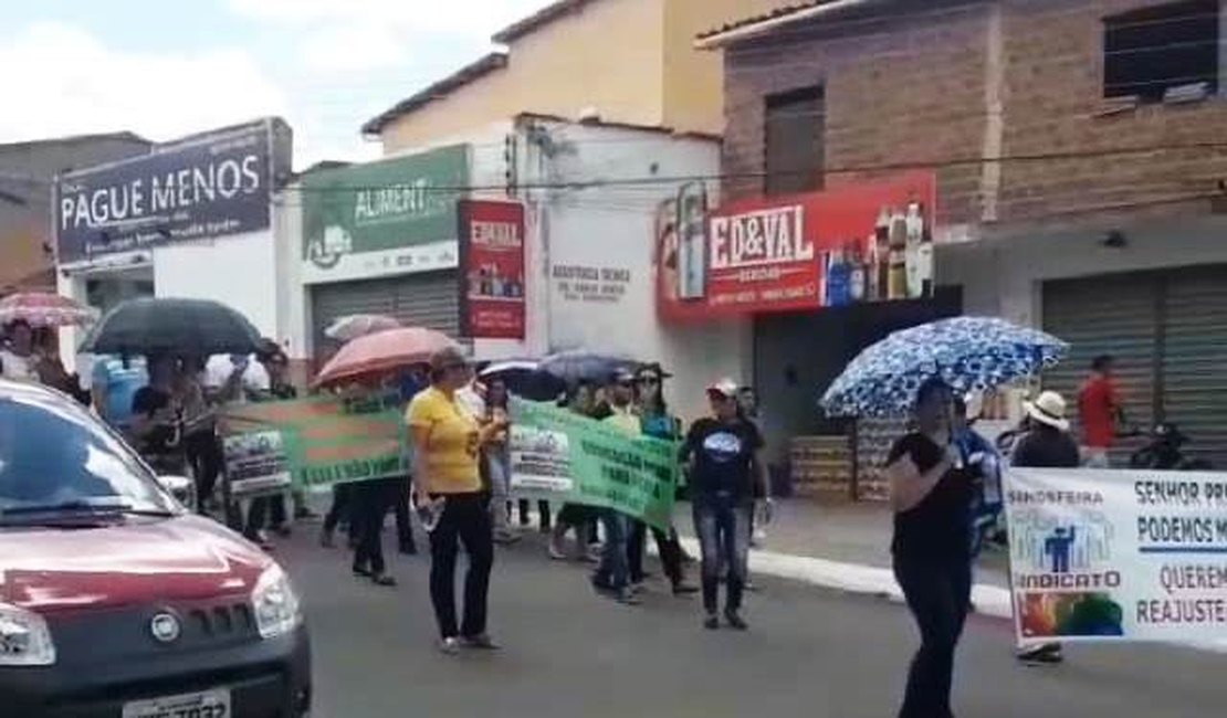 Professores da rede municipal de ensino de Feira Grande estão em greve por reajuste salarial