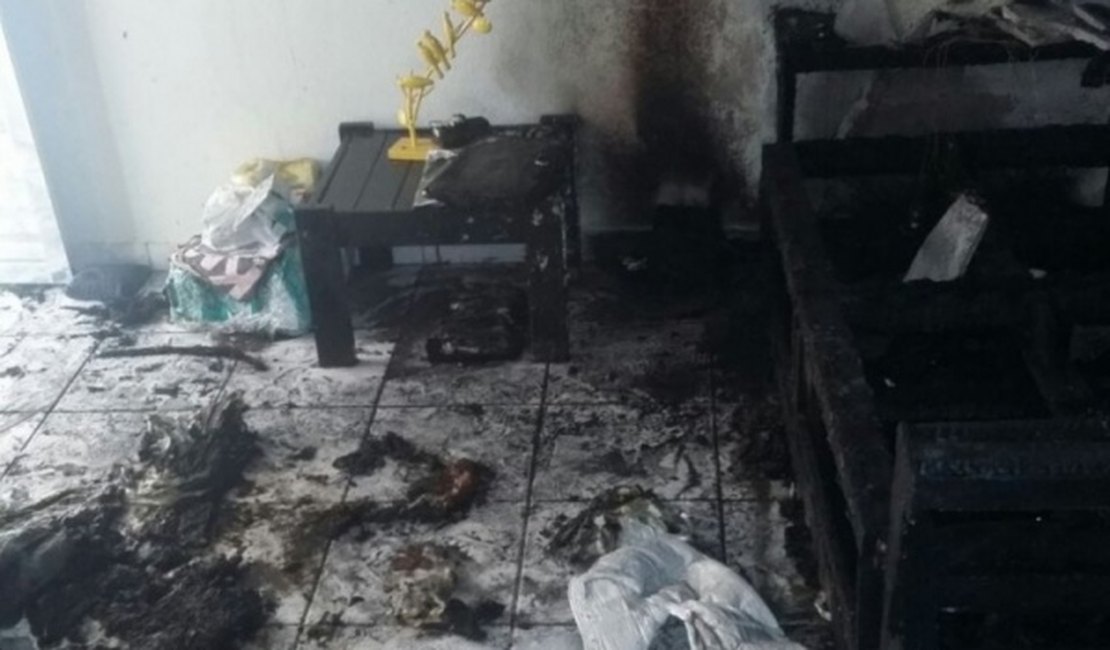 Celular pega fogo enquanto carregava na tomada e deixa família ferida em Maceió