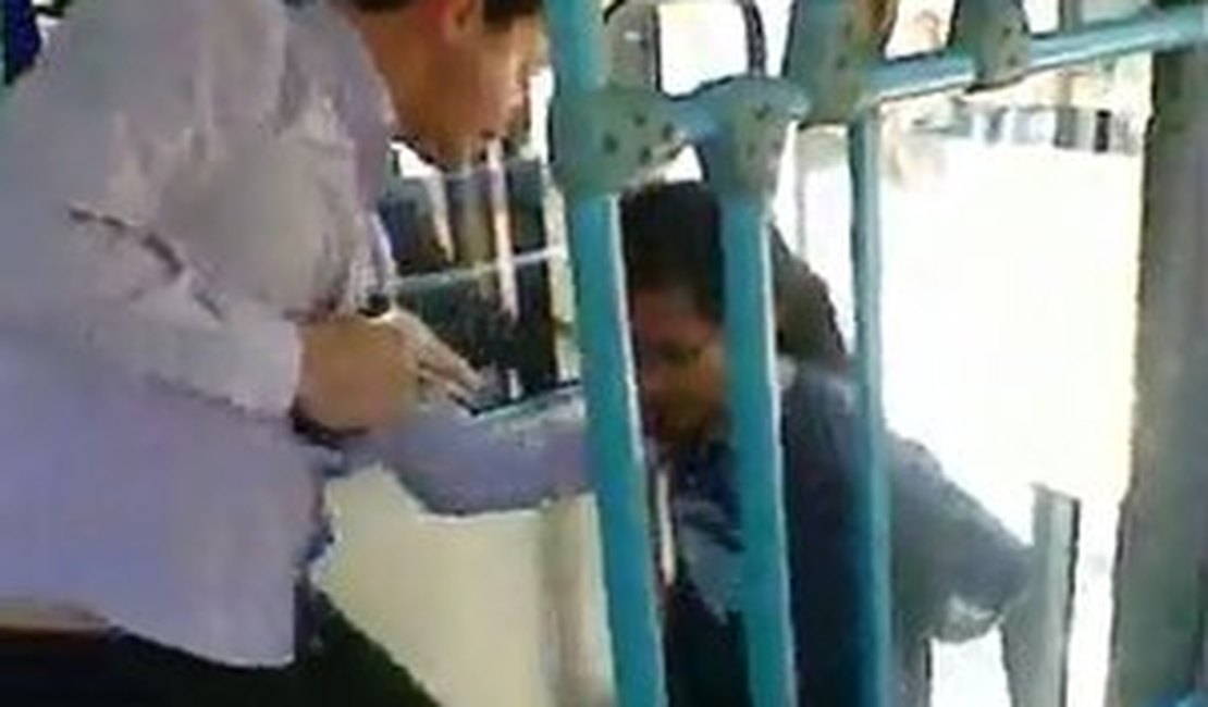 Vídeo mostra superintendente de trânsito ameaçando estudante com arma dentro de ônibus