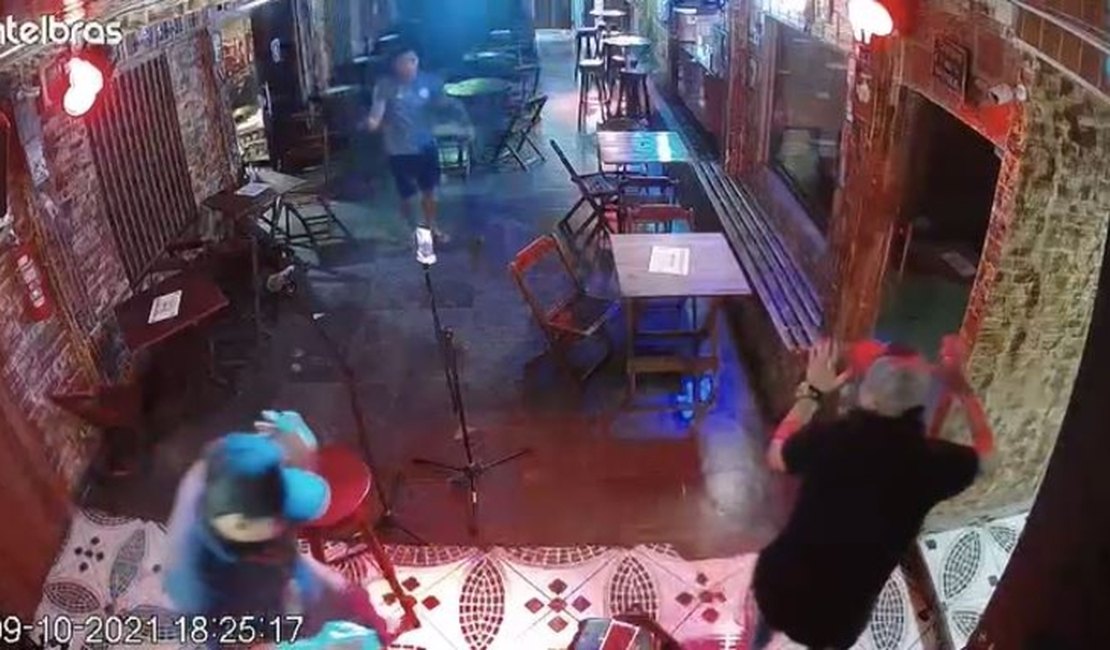 Bombeiro Militar surta, atira dentro de boteco e assusta clientes