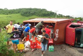 Caminhão de refrigerante tomba e moradores saqueiam carga em Mata Grande