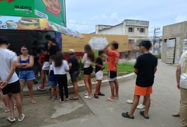 VÍDEO: Pessoas fazem fila na Praça Manoel André após banca de revistas anunciar venda das figurinhas da Copa