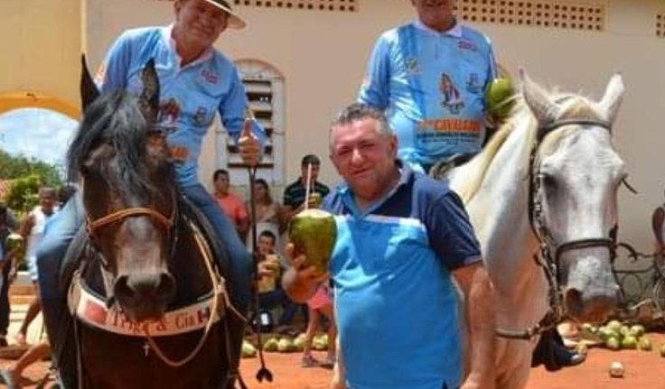 Ex-vereador Josias Albuquerque mantém tradição da água de coco na Cavalgada da Padroeira de Arapiraca