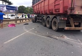 Mulher é atropelada por carreta na AL 220 em Arapiraca