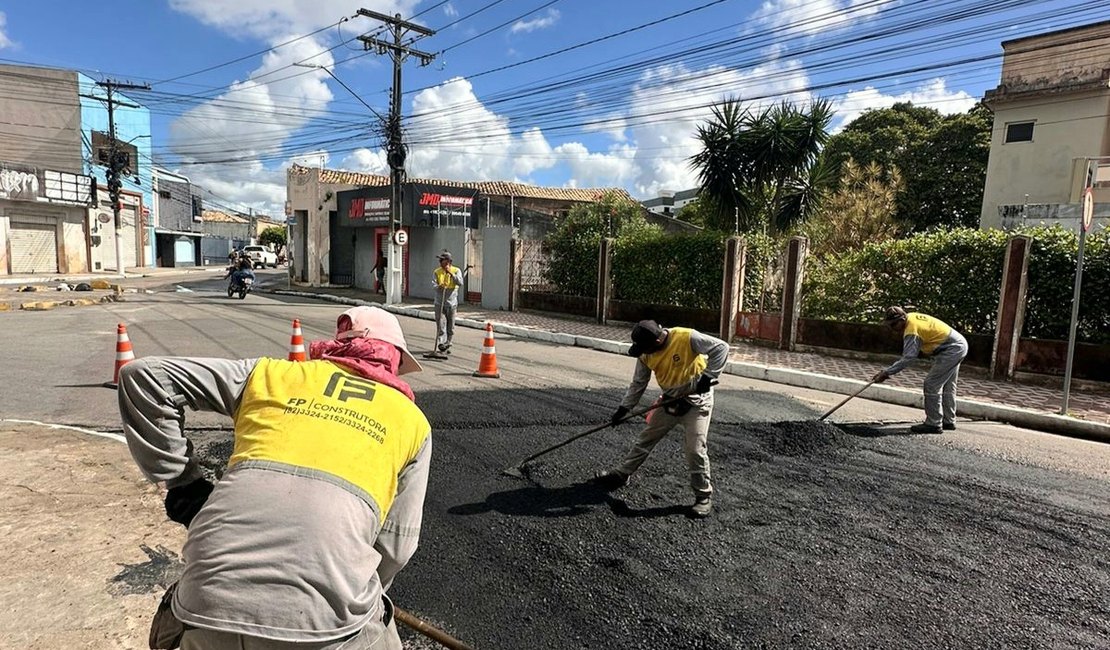 Prefeitura segue recuperando vias no Centro e em bairros de Arapiraca