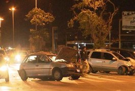 Condutor é detido após colisão com veículos que resultou em criança presa às ferragens