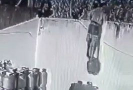 Ladrão 'ninja' usa técnica para furtar botijão de gás em Piaçabuçu; ASSISTA