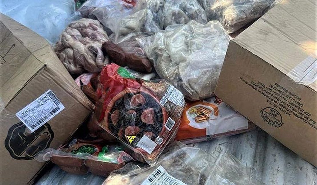 Fiscalização apreende 220 kg de alimentos estragados em estabelecimento no Jacintinho