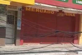 Fiação de internet pega fogo no Centro de Arapiraca