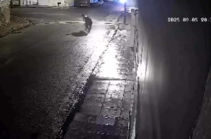 Câmera flagra assalto a mulher em rua de Santana do Ipanema