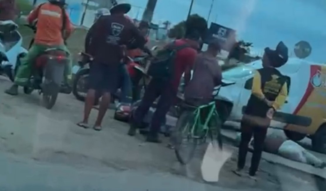 Duas pessoas ficam feridas em forte colisão entre carro e moto no 'Trevo da Coca-Cola'