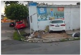 Após se envolver em colisão, veículo invade residência em Arapiraca