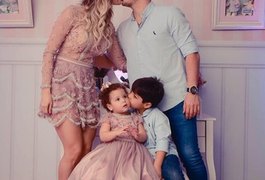 Wesley Safadão beija a mulher e posa com filhos em festão da caçula