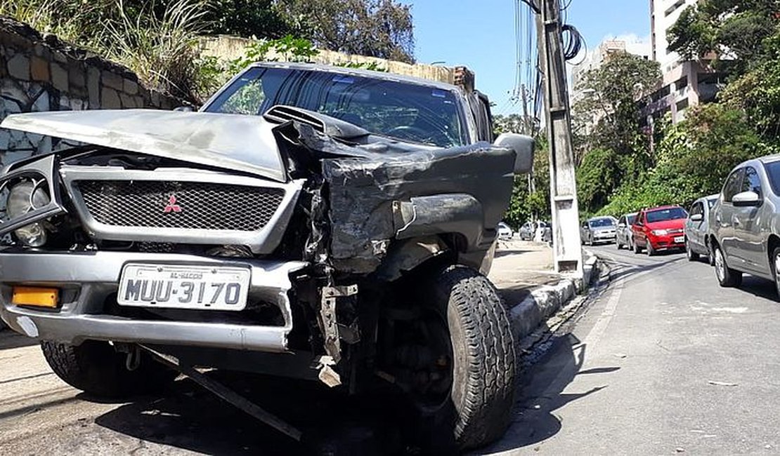 Acidente na Geraldo Melo deixa trânsito lento no Poço e Farol