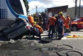 Veículo colide com VLT, é arrastado e capota em cruzamento no Poço