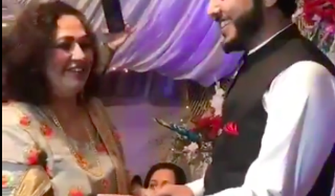 VÍDEO. Noivo ganha fuzil AK-47 de presente da sogra em casamento e noiva fica constrangida