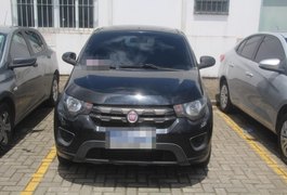 Perícia criminal coleta provas em veículo envolvido em atentado em Maceió