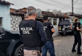 Mãe é presa e filha adolescente é apreendida em operação da Polícia Civil de Alagoas em Cajueiro