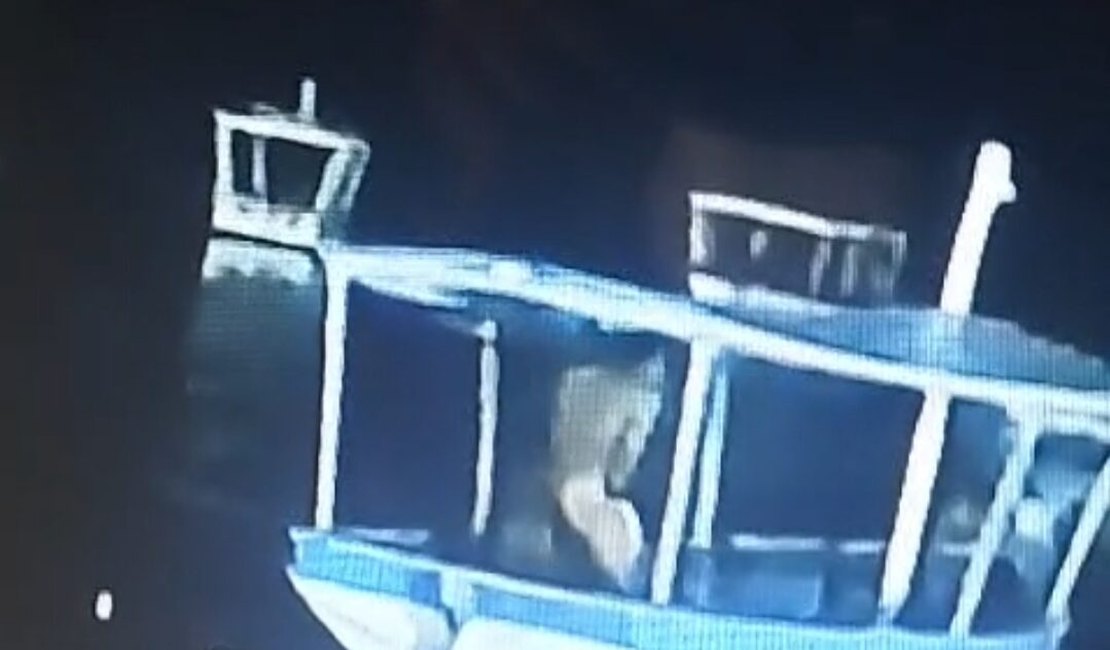 VÍDEO: Casal comemora ano novo fazendo 'sexo selvagem' dentro de barco em Salvador