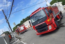 Bombeiros controlam incêndio em casa abandonada e eliminam risco de propagação do fogo para imóveis vizinhos, em Maceió