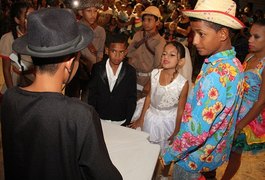 Casamento matuto mirim encanta no Arraiá Jardim das Paineiras