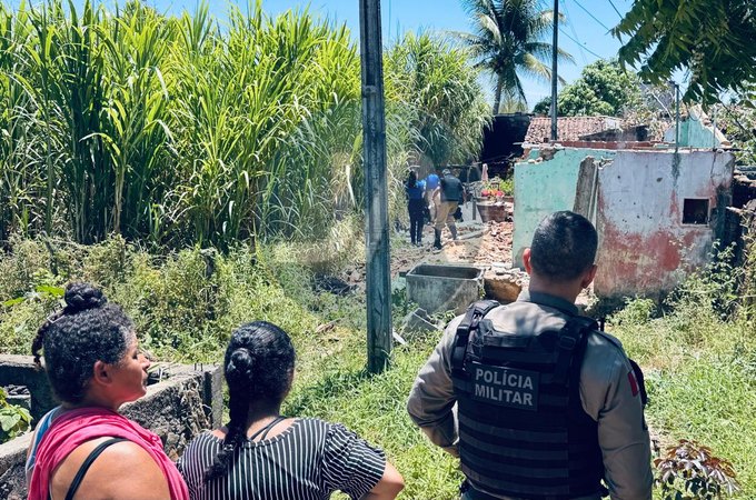 Idoso é encontrado morto no sofá de residência em Palmeira dos Índios; vítima teria sido atingida por golpes de facão