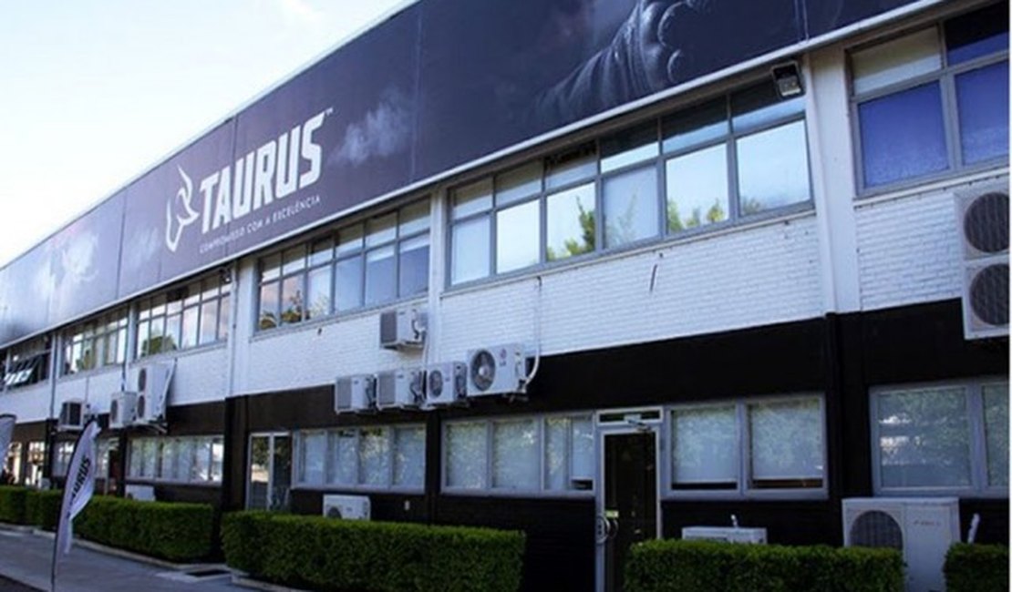 Funcionários de fabricante de armas entram em férias coletivas com impactos do tarifaço no RS