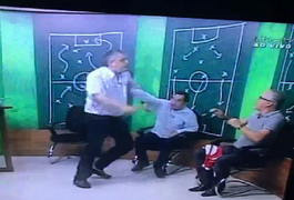 VÍDEO. Ex-presidente do Inter acerta soco em jornalista durante programa ao vivo