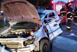 Caminhão avança sinal vermelho, colide em veículo e condutor foge em Maceió