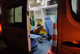 Mulher fica ferida ao colidir moto em traseira de veículo, em Arapiraca