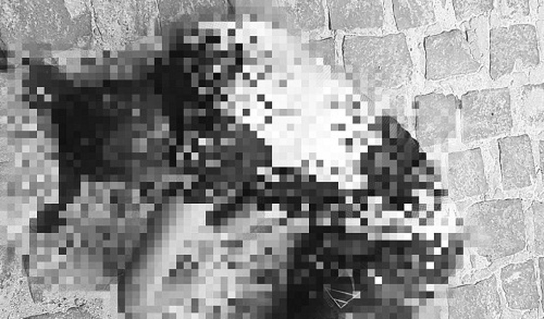Jovem é alvejado por disparos de arma de fogo a poucos metros de delegacia