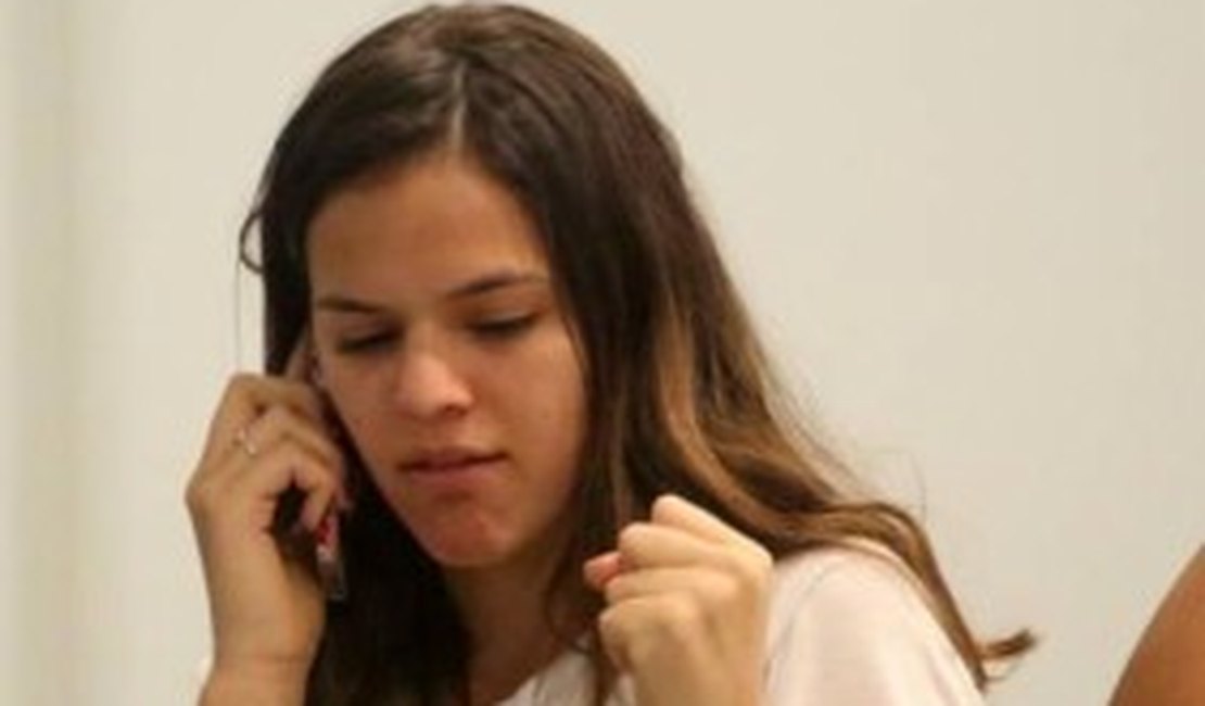 Depois de levar bronca, Bruna Marquezine fica na dela e evita se expor