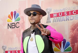 Chris Brown é mantido em custódia após prisão e acusação de lesão corporal grave