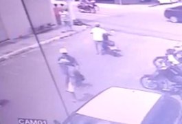 Vídeo. Câmera de segurança flagra dupla furtando motocicleta no Centro de Arapiraca