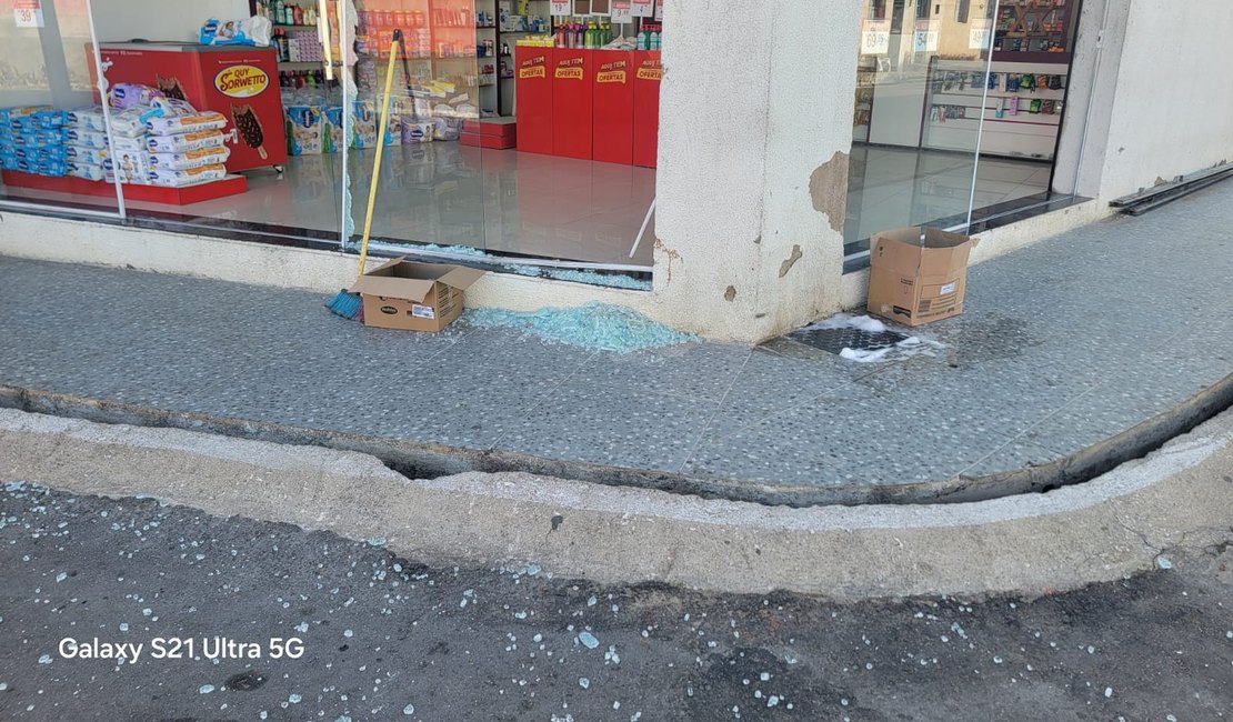 Moto perde o controle e quebra vidraça de farmácia, após colisão com carro de passeio, em Arapiraca