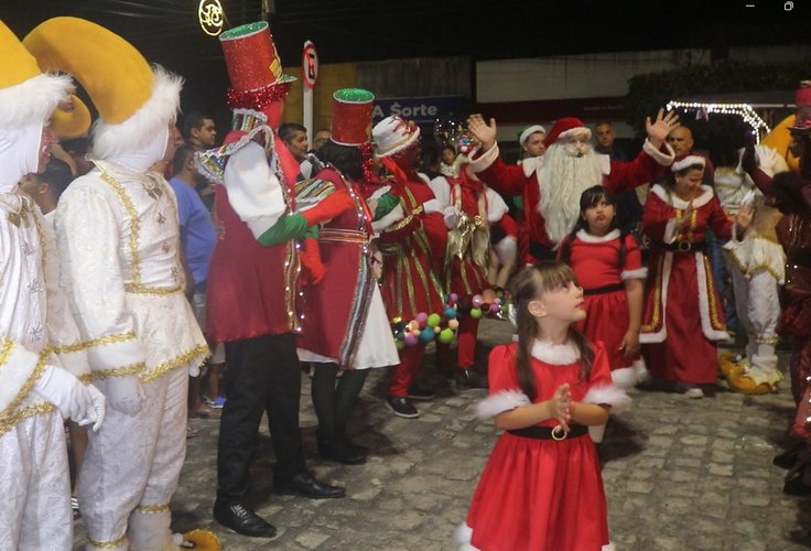 Junqueiro celebra a magia do Natal com desfile encantador e chegada do Papai Noel; assista