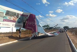 Vídeo. Ventania derruba outdoor e poste de iluminação pública em Arapiraca