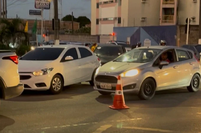 DMTT realiza manutenção em semáforo na Avenida Durval de Góes Monteiro, em Maceió