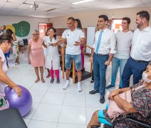 Prefeito JHC e Cafu visitam espaço Casa da Juventude no bairro do Prado