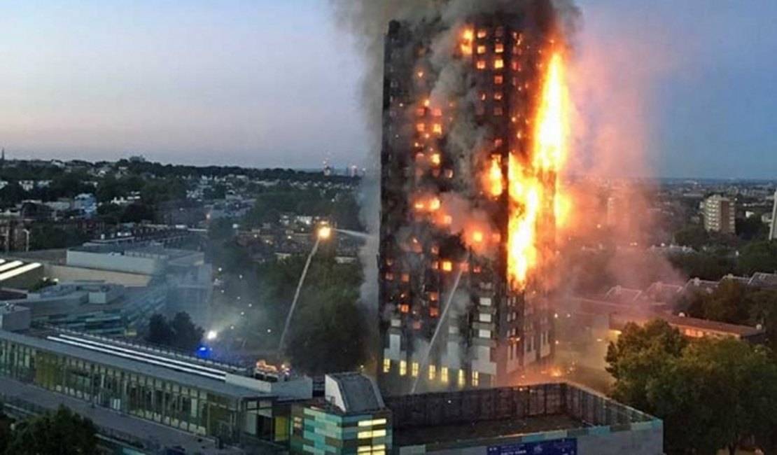 Incêndio atinge torre residencial com 120 apartamentos em Londres