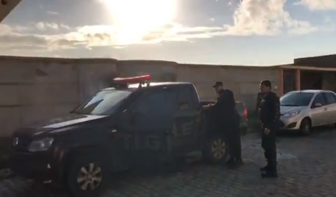 Suspeito de chefiar grupo de roubo de baterias em Maceió está foragido