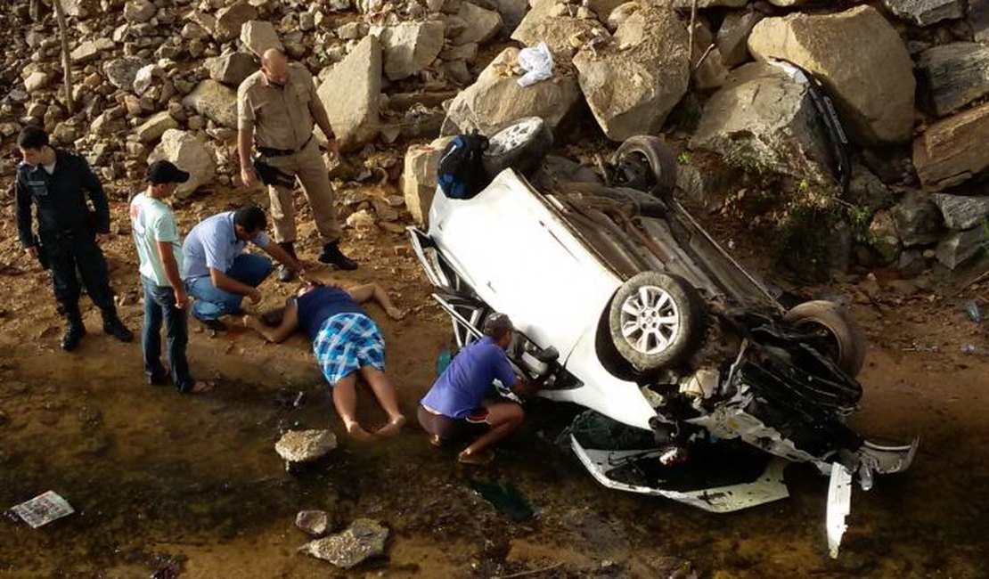 São Sebastião: Carro cai de ribanceira e duas pessoas ficam feridas