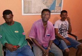 Polícia prende homens com sete espingardas e moto roubada