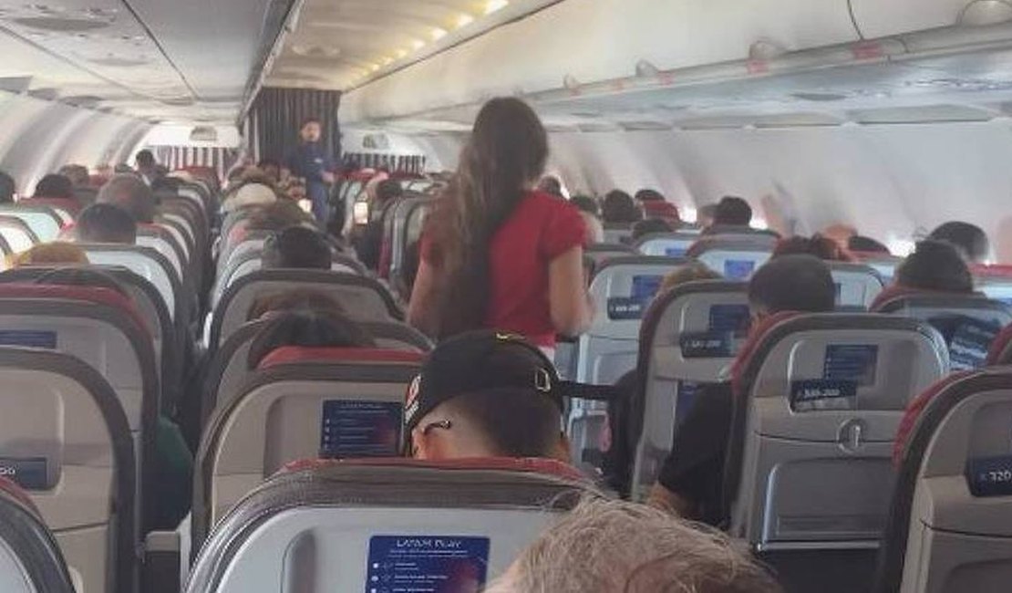 Pastora mirim de 10 anos é contida por comissários ao pregar em voo