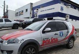 Policial traído se vinga do 'pé de pano' introduzido objeto de madeira em seu ânus