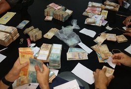 Maços de dinheiro são encontrados em apartamento de Maceió por agentes federais