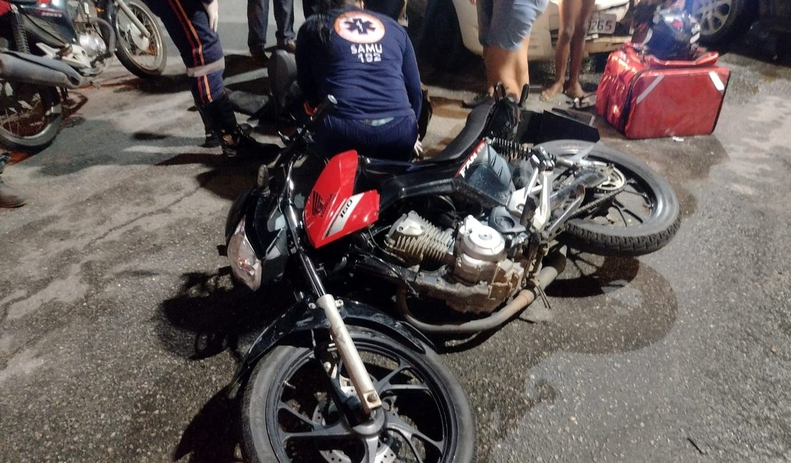 Entregador de lanches fica ferido em colisão envolvendo carro e moto, em Arapiraca