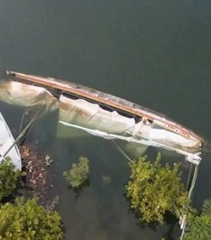Após três dias de operação, canoa de tolda que afundou no Rio São Francisco é resgatada